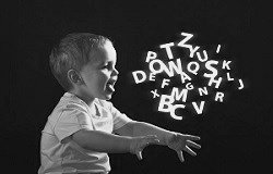 kleines Kind sieht Buchstabensalat vor sich