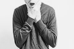 Mann hält sich am schmerzenden Kiefer