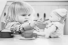 Kleinkind spielt mit Puppe